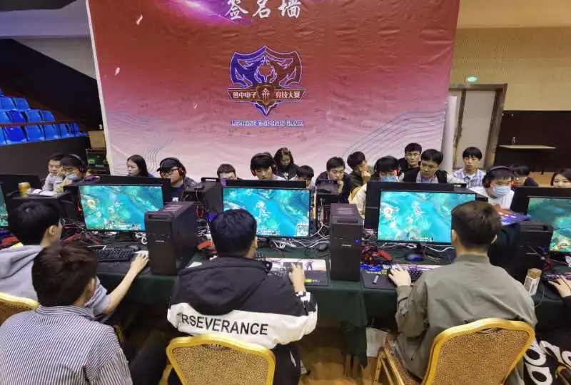 并在比赛中 并在比赛中